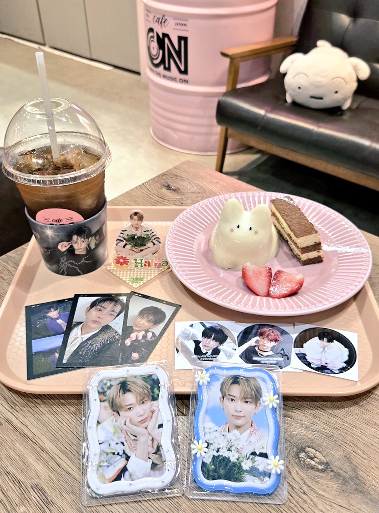 0903m_s's tweet photo. 🐰センイルカフェ巡り🎂

📍CAFE ON☕

リムレスはるあくんのカップホルダー👓💓ステッカー、トレカどれも可愛かった～🥹🫶

#CafeOn
#エンティーム #앤팀
 #HARUA #andTEAM_HARUA
#HAPPY_HARUA_DAY
#HARUA_21st_HBD https://t.co/XTf6oU8Lex