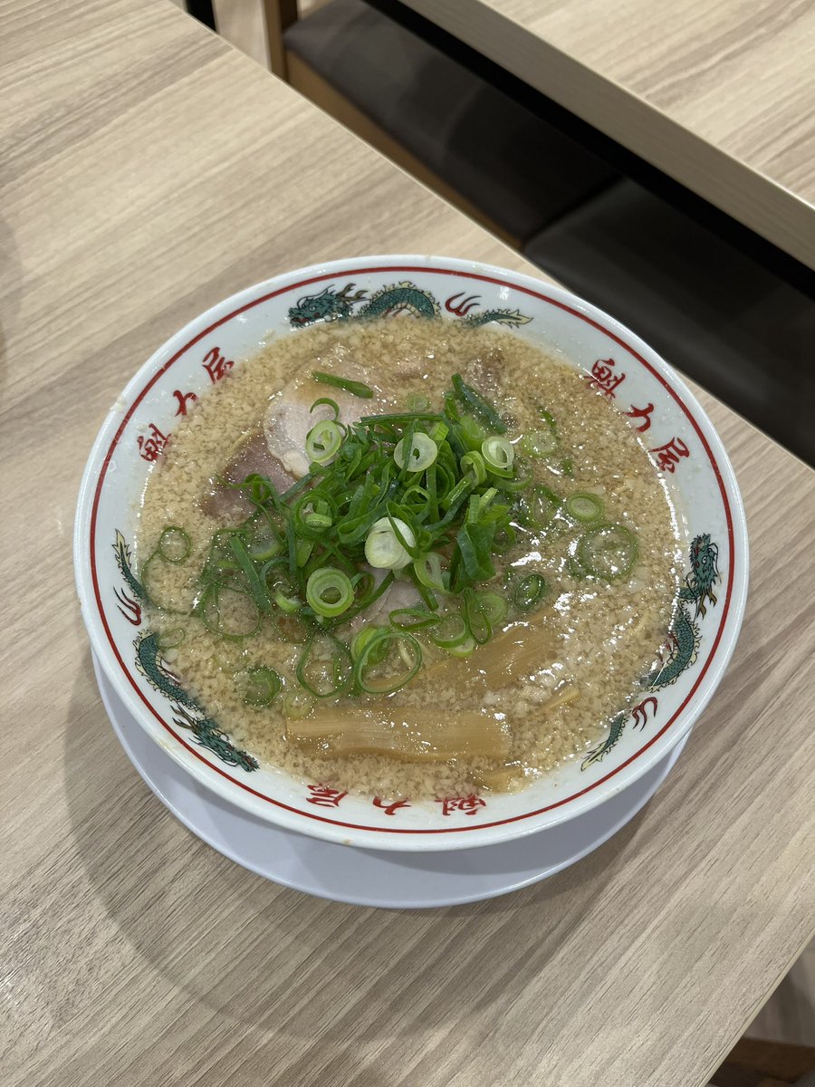 steal_51's tweet photo. ラーメン魁力屋イオンモール福岡店。背脂増しや無しが選べる。しっかりしつつも優しい醤油と背脂が相性良く、思ってるより食べやすい。九条ネギやニンニク入れ放題で、色々カスタマイズも可能。
#ラーメン #魁力屋 #ラーメン魁力屋 #背脂ラーメン #醤油ラーメン #イオンモール福岡 #福岡ラーメン https://t.co/vw05xZgn2v