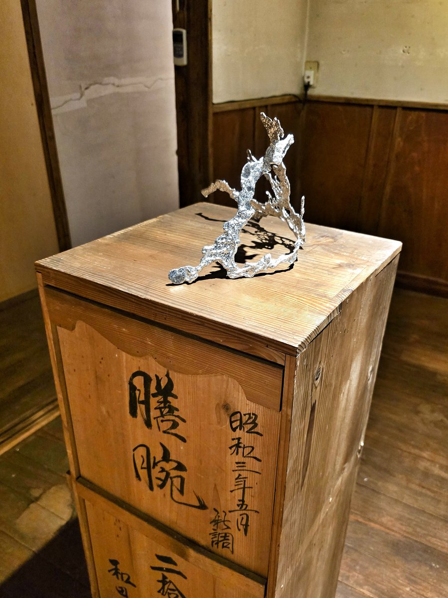 frantzkafka999's tweet photo. 藝術中之条からの帰りにnewrollにも立ち寄ってました
村田峰紀個展「strain」開催中
村田さんから直接お話し聞かせてもらいました😊
5月10日までなのでGW予定の決まってない人にはおすすめです
6月のArt Fair NAKANOJOも待ち遠しい
  #newroll https://t.co/MWSXBpLnw8