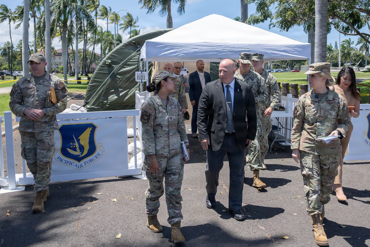PACAF's tweet image. Mr. Eric Geressy, Senior Advisor to the SecWar, met with PACAF DCOM Lt. Gen. Laura Lenderman, to discuss #readiness, #lethality &amp;amp; the future of the force. Following, @geressy187 met to talk with our Airmen about #WarriorEthos, expeditionary C2 &amp;amp; flightline ops. ✈️ #IndoPacific