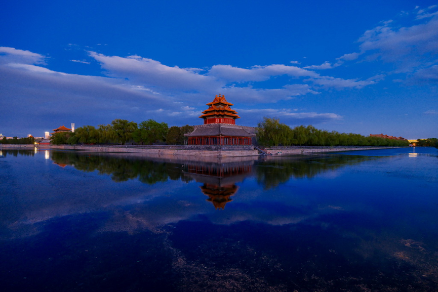 ChinaConSydney's tweet image. The tranquil twilight wraps around the iconic turret of the Palace Museum in Beijing, blending historic beauty with soft evening hues.
#PalaceMuseum #Beijing #ChineseArchitecture #ChinaTravel