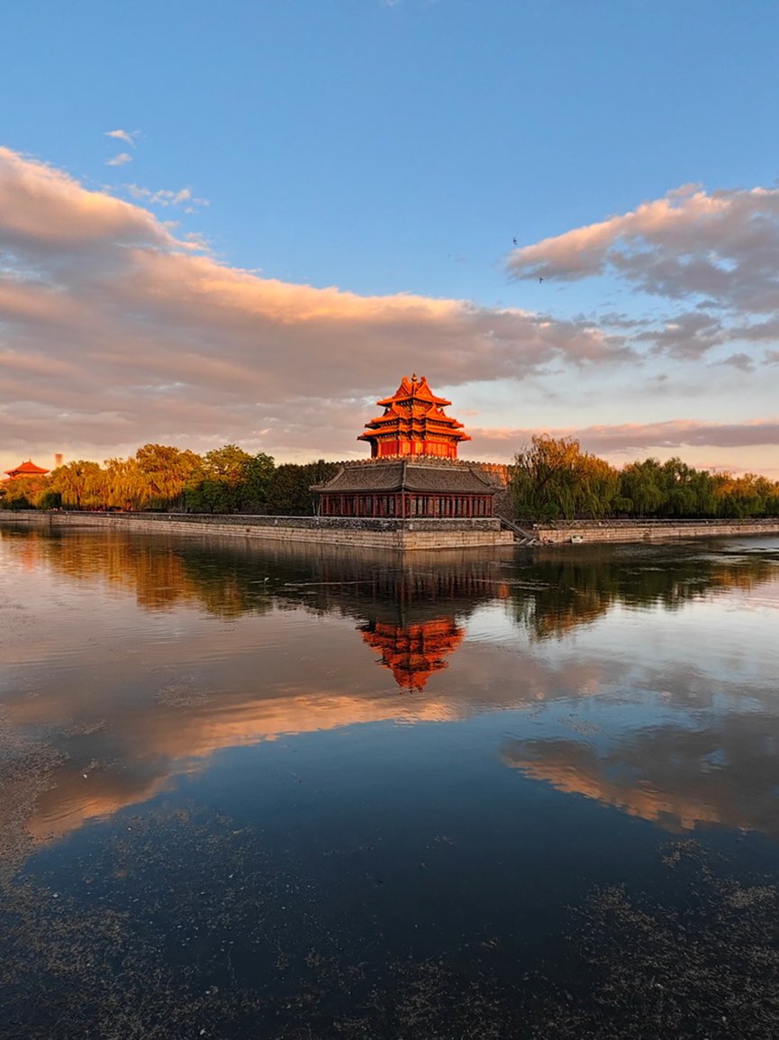 ChinaConSydney's tweet image. The tranquil twilight wraps around the iconic turret of the Palace Museum in Beijing, blending historic beauty with soft evening hues.
#PalaceMuseum #Beijing #ChineseArchitecture #ChinaTravel