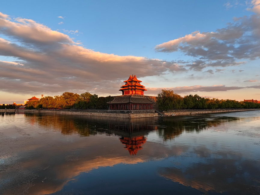 ChinaConSydney's tweet image. The tranquil twilight wraps around the iconic turret of the Palace Museum in Beijing, blending historic beauty with soft evening hues.
#PalaceMuseum #Beijing #ChineseArchitecture #ChinaTravel