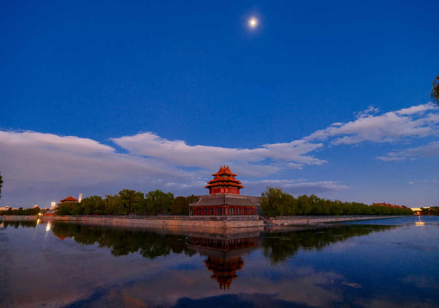 ChinaConSydney's tweet image. The tranquil twilight wraps around the iconic turret of the Palace Museum in Beijing, blending historic beauty with soft evening hues.
#PalaceMuseum #Beijing #ChineseArchitecture #ChinaTravel