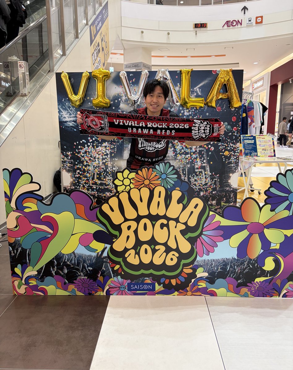 vivarockjp's tweet photo. 【イオンモール浦和美園にてオフィシャルグッズを販売中！】
／
VIVA LA PARK
＃ビバラ オフィシャルグッズ販売中！
本日からオフィシャルチケットの販売もスタート！！
＼

イオンモール浦和美園、1F ウィングコートでは、「VIVA LA ROCK 2026 Supported by SAISON」オフィシャルグッズの販売を行っております！

本日からオフィシャルチケットの販売がスタートしました。
手数料なしで通常よりもお安くお買い求めいただけますので、ぜひお立ち寄りください！
ネット販売でも即完だった、浦和レッズとのコラボアイテムも販売中！！

■販売場所：館内 1F ウィングコート
■販売期間：29(水祝)・30(木)・5/1(金)11:00～17:00
5/2(土) 11:00～19:00
※オフィシャルグッズは一部取り扱いのない商品もございます。ご了承ください。
https://t.co/BKnSY4lMTc

＃ビバラ