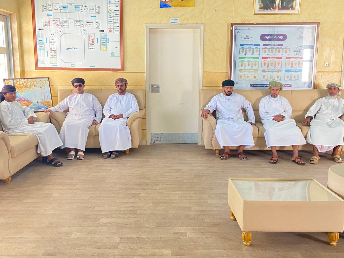 EduGovSsq5405's tweet photo. #تعلم_مستدام 
#يحدث_الآن 

إجتماع مدير المدرسة الأستاذ مسلم المزامي بأصحاب الحافلات وذلك من أجل حركة الحافلات بعد خروج الطلبه ونقلهم للقاء و إستقبال الموكب السامي لحضرة صاحب الجلالة السلطان هيثم بن طارق المعظم - حفظه الله - . https://t.co/vTcfcPf04J