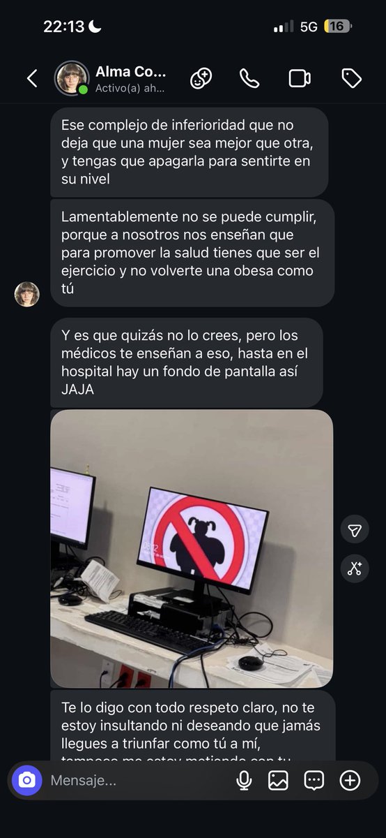 pinchelika's tweet photo. Lamentable como la @udg_oficial promueve que sus egresados de medicina perpetúen violencia gordofobica contra pacientes y personas. Y que todavía lo aplaudan en el aula. Los profesionales de la salud JAMAS deberían juzgar la apariencia de ningún paciente ni tratar de humillar. https://t.co/k1X7z3BM8W