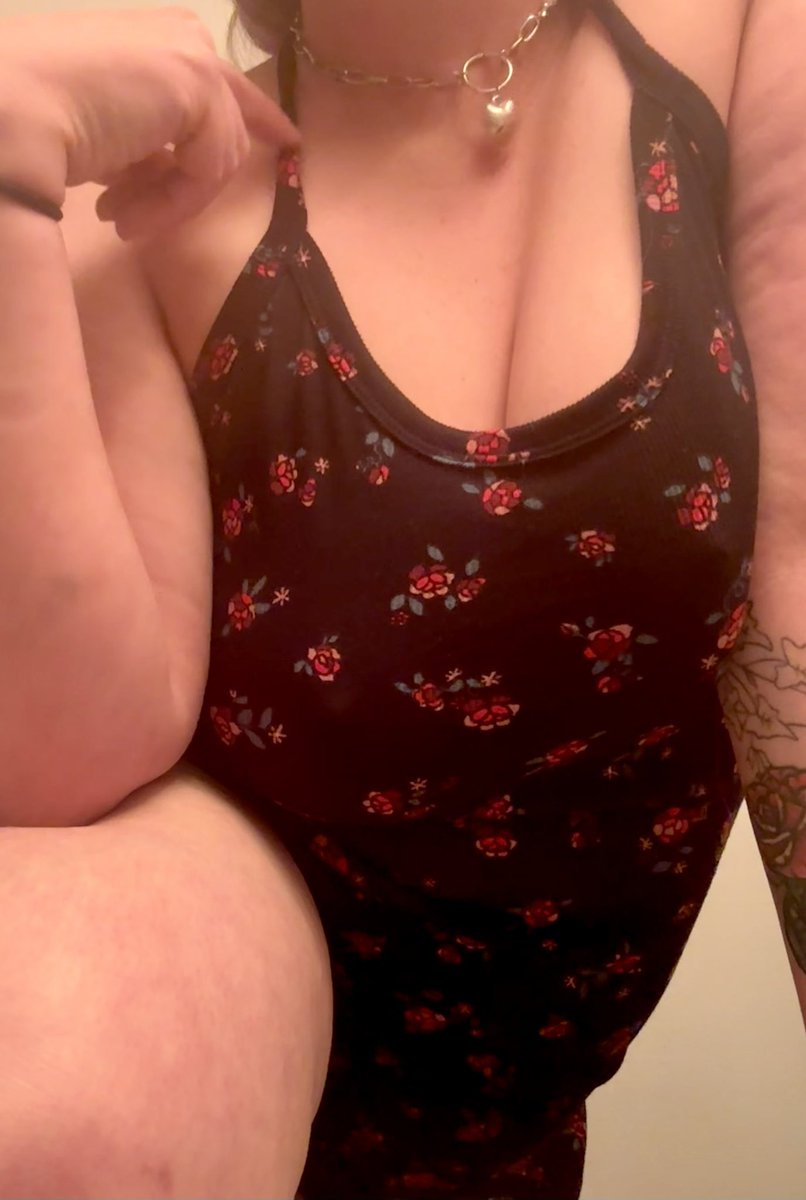 mommykris2898's tweet photo. Looks like it’s ’rail ya girl in her sundress’ season 😍 got easy access and a lovely lil choker on for you to yank if you feel like it 😘 
#nsfw #nsfwtwt #teasing #bratstatus #clothedsex #artfulnudes #milf #callmemommy #hips https://t.co/i0JXxSrmGF