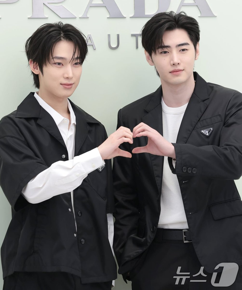 LeanPradipta16's tweet photo. @ksnpopbase #SUNSUNxPradaBeauty
#SUNOO #SUNGHOON
@ENHYPEN_members @ENHYPEN https://t.co/tEPEPjEyq3