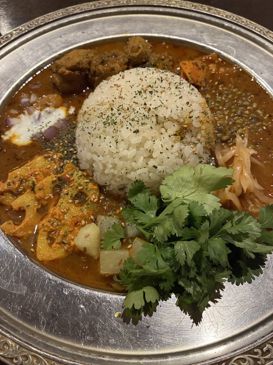 衛さんとこ、寺町大丈夫にやってきました。
スパイスカレーいただいて。スーパー美味かったです。辛さはあるけど優しさ感じます。
衛さんの主催するイベント、
5/17(日)は京都でいつまでも世界は…第12回。
余類として出演します💐
会場はsomeno kyoto🌃17:40〜18:20