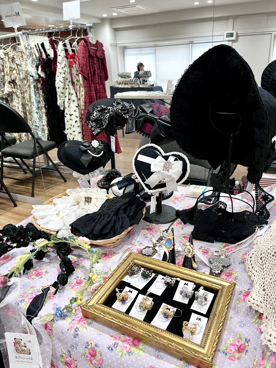 Fairywish_info's tweet photo. セッティング完了して始まっています❣️

オープンからご来場いただきありがとうございます🧚‍♀️✨

🌹heavenly garden主催グループ即売会🌹
『庭園にて-In the Heavenly Garden-』
🗓️4月29日（水・祝）12:00-17:00
☕️原宿クリスティー 2階アガサ

🎀資材コーナー設置
📸『Merveille』さまスナップ撮影開催 https://t.co/1VH4xFebmE