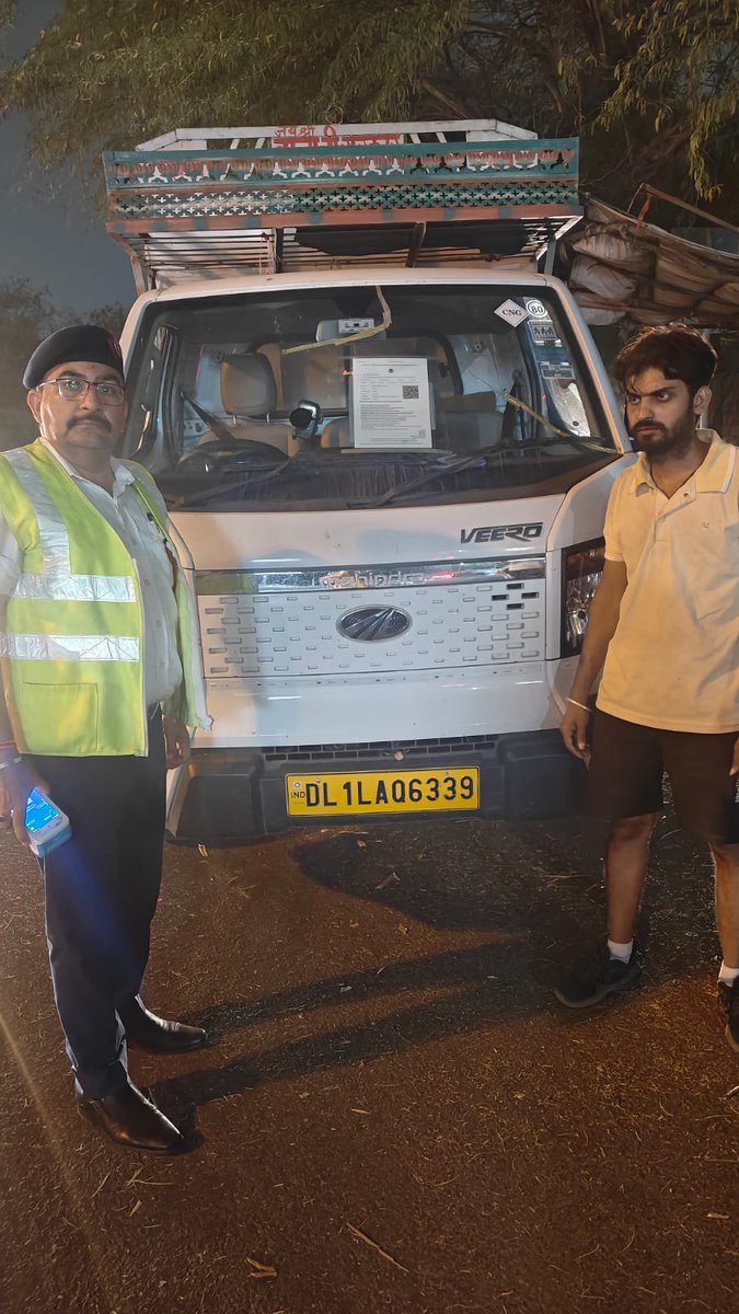 kunalkashyap_st's tweet image. #Delhi #WATCH संसद मार्ग ट्रैफिक पुलिस कानून ताक पर रखकर चलने वालों के खिलाफ सख्ती बरत रही है। हाल ही में फेक नो एंट्री परमिशन लेकर नो एंट्री में गाड़ी चलाने वाले को पकड़ा गया है। आरोपी राहुल शुक्ला को मंदिर मार्ग पुलिस के हवाले किया गया है। ट्र्रैफिक पुलिसकर्मी के बयान पर उसके