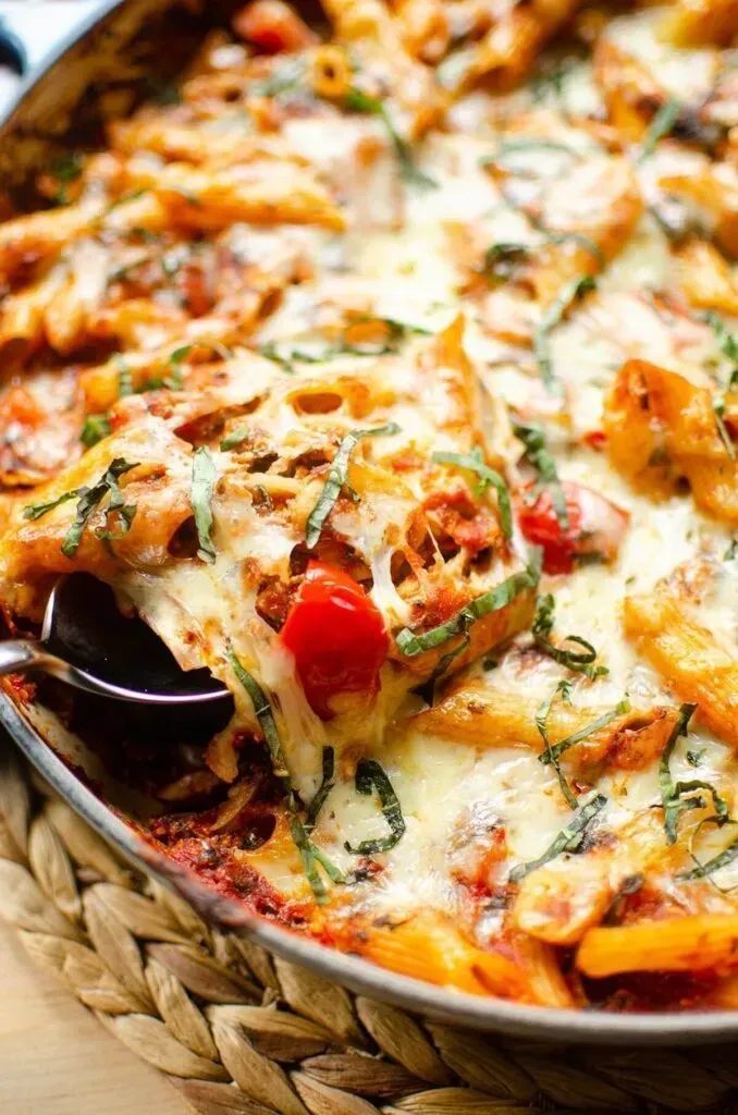 Living_Lou's tweet image. YUM - baked pasta! 

This pasta recipe is loaded with bell peppers, mushrooms and spinach. You’ll LOVE the added tomato sauce, ricotta cheese, and melted mozzarella cheese!

RECIPE: buff.ly/3vWGl9r
#recipe #vegetarian