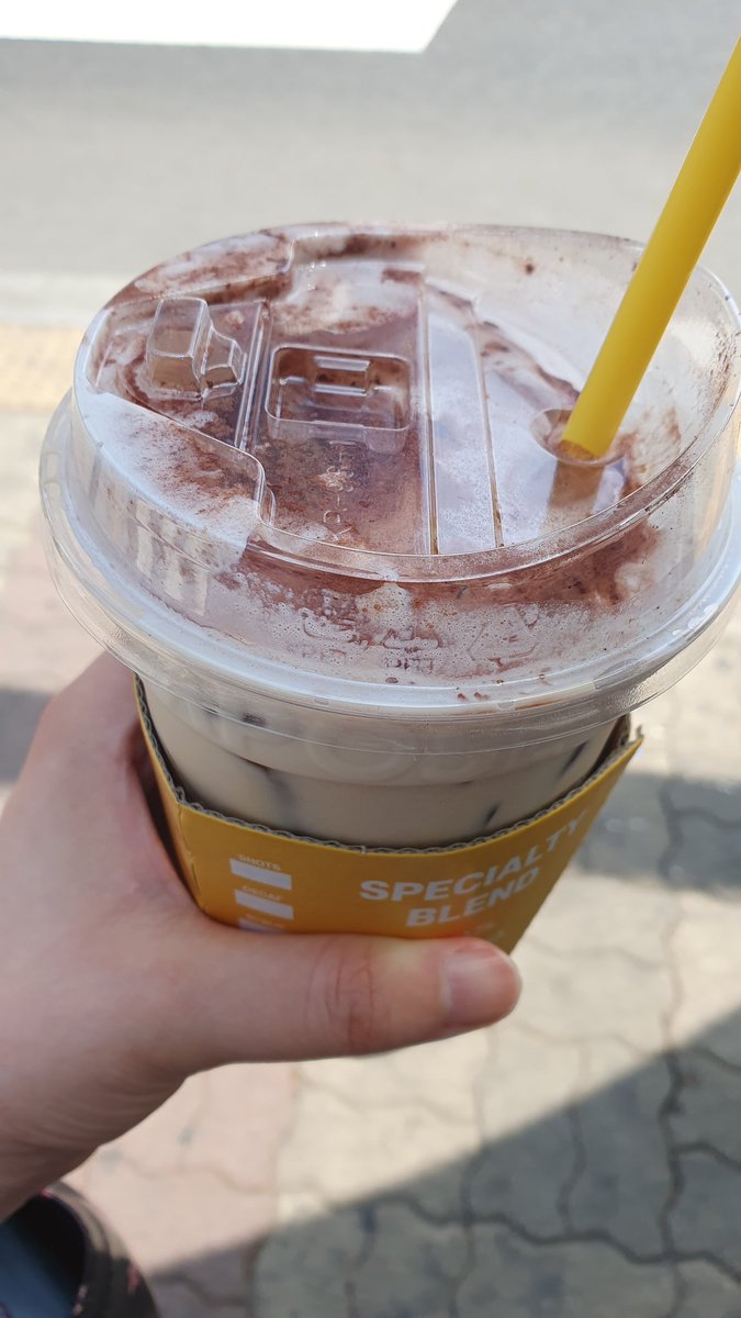 힝 바닐라크림 먹어보고싶엇는데 품절이라 걍 아인슈페너라떼