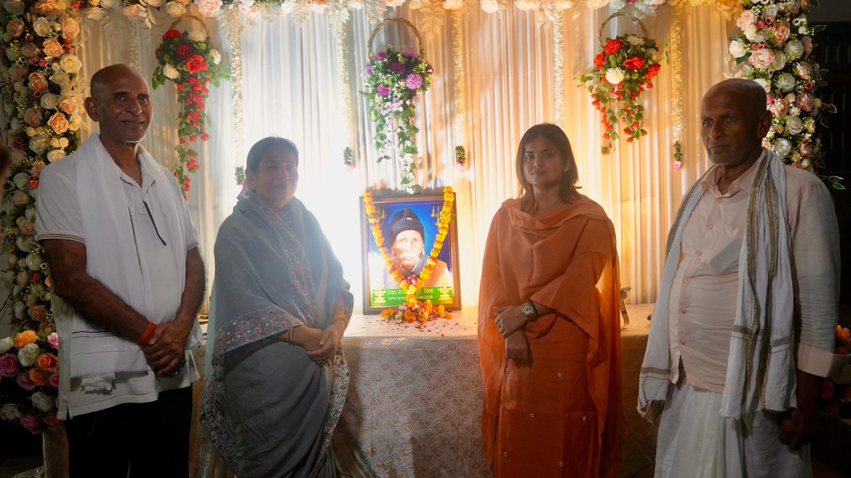Jyotsna28's tweet photo. 248 सदर विधानसभा प्रतापगढ़ क्षेत्र के कोल बाजार डीह में हरि केश बहादुर सिंह जी के पूज्य पिता की तेरहवीं में शामिल होकर विनम्र श्रद्धांजलि दी। प्रभु उनकी आत्मा को शांति दें। 🙏
#samajwadiparty https://t.co/V8fOADLHBb