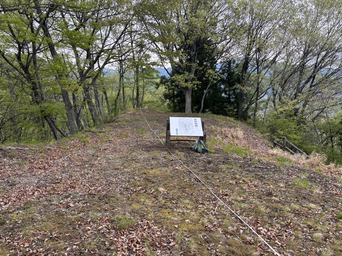 本日の現地調査は洗馬城（せばじょう 上田市真田町傍陽）。社殿の勧進に伴う参道が開けられかなり改変されているが本郭の虎口には石積みが確認出来る。これから実測して縄張りの下図を作成する予定ですが、城跡に掲示されている縄張り図とは違う図になりそうです(^^)