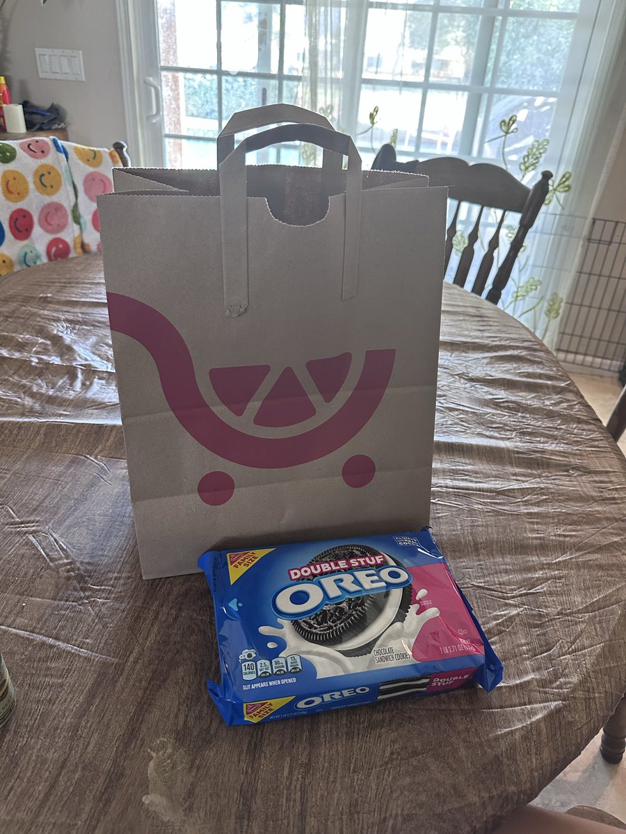 k8silveira's tweet photo. @Oreo my dad @tracym1471 saw my reply and sent me Oreos from across the country. 

Do you guys have a “Bestest Oreo Dad award”? https://t.co/rSm8of27ZG