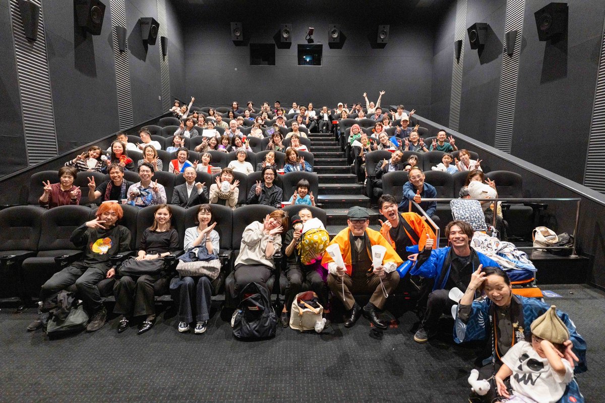 mouri_hideaki's tweet photo. 昨日は「えんとつ町のプペル〜約束の時計台〜」応援上映会へ。

主催という立場でありながら、初めて体験した“応援上映”。

声を出して、手拍子して、会場全体が一体となって盛り上がるあの空間。

めちゃくちゃ幸せで、居心地が良かった。

大いに笑って、大いに泣いて、
“映画の楽しみ方”が一つ増えた感覚。

これは、ただの鑑賞じゃない。
「体験型エンターテインメント」。

またこの“なんば”でやりたい。
もっと多くの人に届けたい。

＠nishinoakihiro 
#挑戦者を応援する 
#TOHOシネマズなんば
#劇場の協力に感謝 
#えんとつ町のプペル
#えんとつ町のプペル〜約束の時計台〜 
#応援上映
#大阪から世界へ