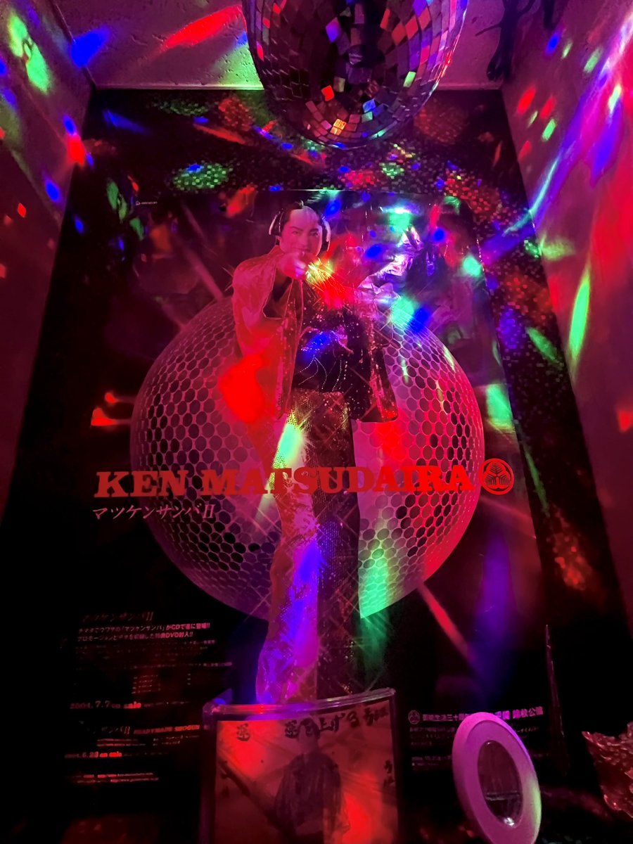 vanboo01's tweet photo. 新宿ペンタ一階の男子トイレはマツケンサンバ。今日はテングのスタジオでした。ご利益ありますように。 https://t.co/tIyfQkazV9