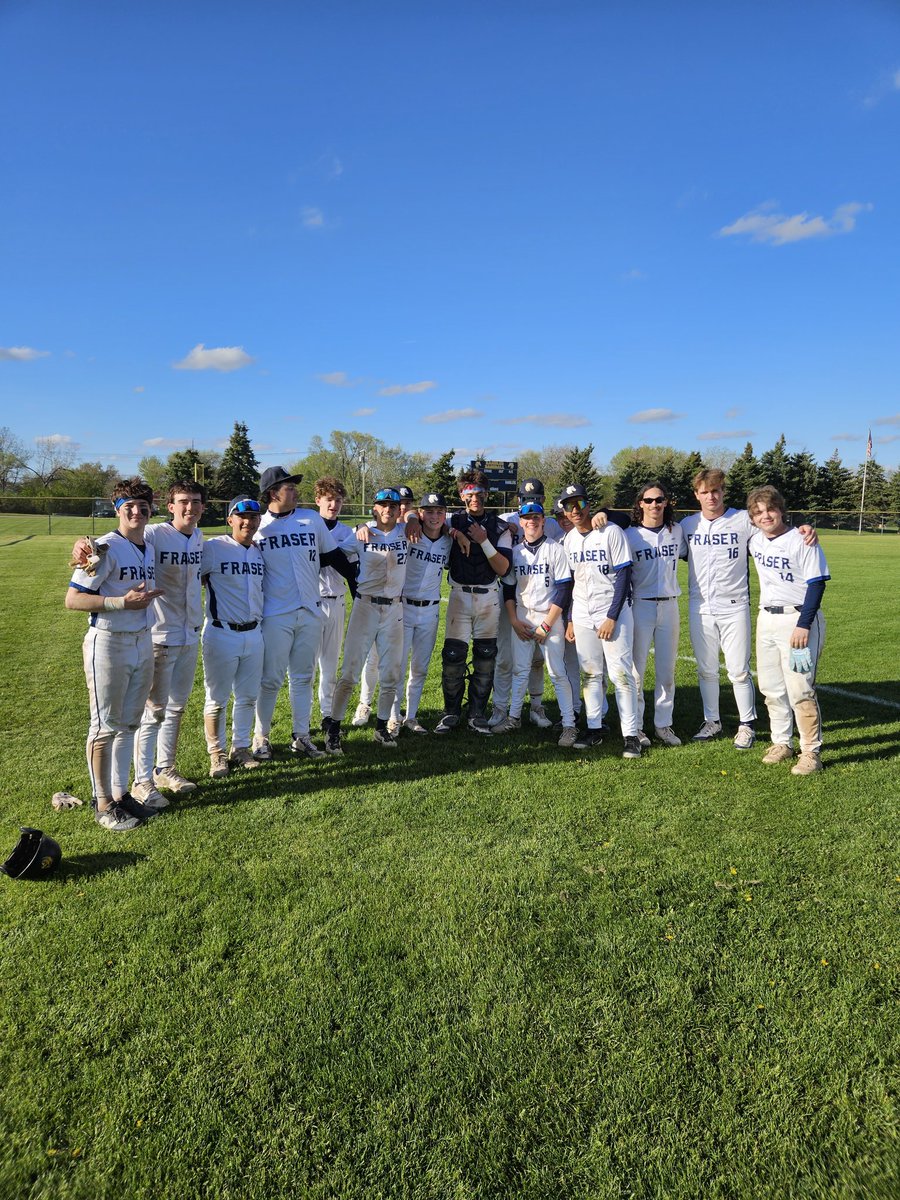 fraserbaseball1's tweet photo. The bats came alive in a 15-5 W over Port Huron @wilson_austin27 picks up the W. @Jack15099022 went 4/4 with a grand slam that went an estimated 415 feet. @NorbeckCooper 2/4 2b 3 rbi @SchwartzMikey44 2/3 sb r rbi @enil27 2/3 bb 2r 2rbi
@MacDailySports @freepsports @MIPrepZoneMD https://t.co/fb4Srmfueg