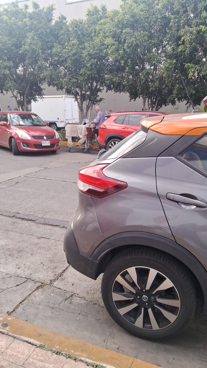 ColPeriodista1's tweet photo. @jesviol3 @Gremlin4202 @firulaisasalvo @LicAnimalista @PerdiDogsMx @difusionenred @taxianimalista @MHDMAS_ @Apoyo_Croqueton @HELA_MORE @PrrosPerdidosMX @Perrosenlacalle @Animales_CDMX @UPALmx @AlcaldiaMHmx @VecinosLomasSHP @TapiaFernanda @AztecaNoticias @_VicenteSerrano @AgatanCdmx @SSC_CDMX @BlindarMH @C5_CDMX @UCS_GCDMX @PAOTmx @locatel_mx El señor que está ahí está maltrando al perrito y le grita a la gente. Lo está ahorcándo y le da puñetazos. Está en reyes Espíndola esquina ingenieros militares, Col Periodista Alcaldía Miguel Hidalgo @BlindarMH @C5_CDMX @UCS_GCDMX @PAOTmx @locatel_mx @AgatanCdmx https://t.co/z4odJLmQcC