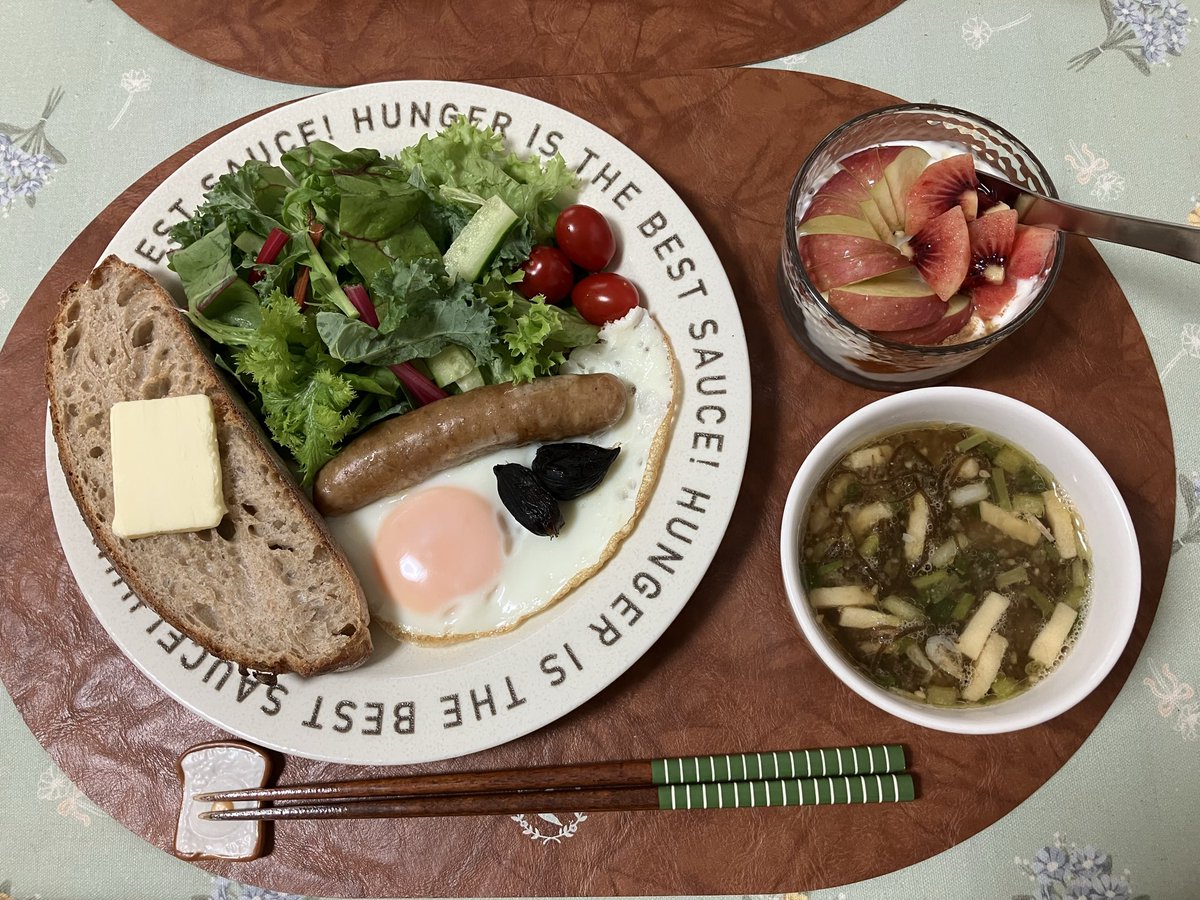 satellitexxx's tweet photo. 朝食☁️🍽️

久しぶり？な何時もの朝

⇩向こうは大腸検査をした翌日なので⇩

🥗は柔らかい葉の物を取り分け少量
ヨーグルトも乳酸菌に特化したヤツ
シード系は入れず、🍎は皮を剥いた物を

仙台勝山館さんの無添加ウインナー❣️
ウインナーなのに他より脂質が低いのも私の中では高評価✨👍 https://t.co/7yy7pQAvjG