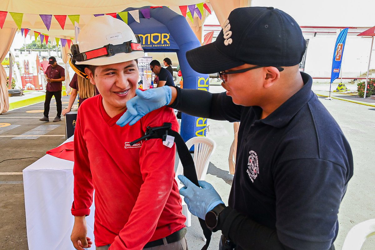 BomberosDuran's tweet photo. 🚒 ¡Misión imparable! En Bomberos Durán seguimos impulsando entornos seguros. Junto a PRONACA, capacitamos en Riesgos, APH y Cultura Preventiva por el #DíaSeguridadYSaludEnElTrabajo. 🛡️
¡La seguridad no descansa y nosotros tampoco! 👊🔥
#BomberosDurán #PRONACA #Prevención https://t.co/bIizif8HWc