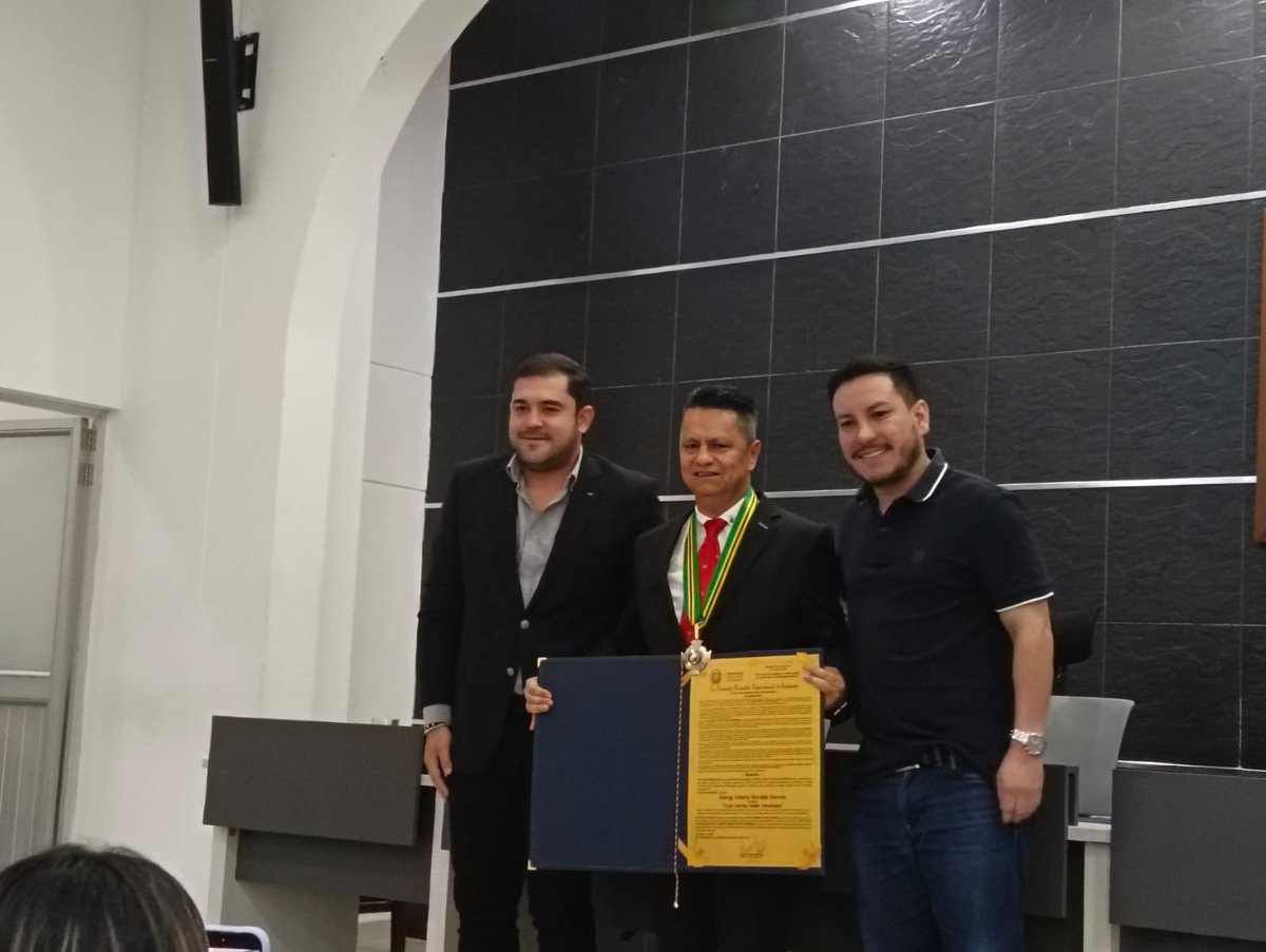 addsantander's tweet photo. La Asamblea Departamental de Santander condecoró al empresario Georgy Merchán con la Orden Luis Carlos Galán, en reconocimiento a toda una vida dedicada al sector empresarial.
Los diputados exaltan su legado y su invaluable aporte al desarrollo económico de la región. 👏🏼 https://t.co/zMviscPDs3