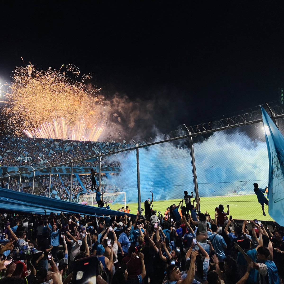Con lo bueno y lo malo, Belgrano ya está en octavos. Con las mismas posibilidades de salir campeón que cualquier equipo.

En Lanús o en el Kempes es ahora cuando tenemos que tirar todos para el mismo lado y ojalá que los de celeste se acuerden de esta gente.

Dale la B🏴‍☠️
