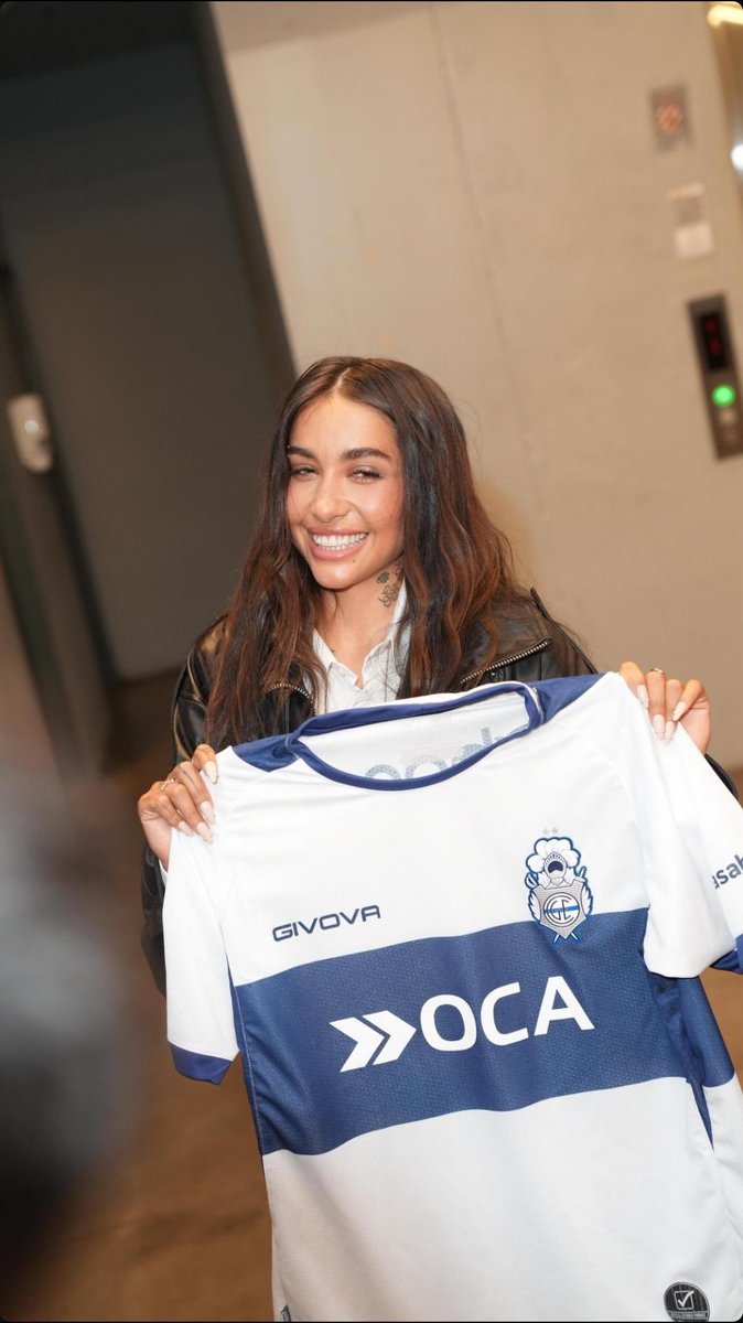TyCSports's tweet photo. ¡MARÍA BECERRA POSÓ CON LA CAMISETA DEL LOBO!  🐺

Gimnasia compartió la imagen de la cantante argentina, fanática del club, en sus redes sociales. https://t.co/RHLCT0AL2Q