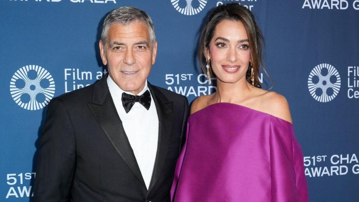 azattelevision's tweet image. George Clooney shines at Lincoln Center as he receives the 51st Chaplin Award, a career-spanning nod joined by Amal and industry peers. A night of legacy, influence, and cinematic impact in NYC ✨🎬 #Entertainment #Clooney