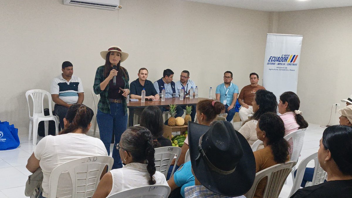 Agricultura_CZ5's tweet photo. #LosRíos |  ¡Con #ElNuevoEcuador construimos un sector agrícola más fuerte! 

Hoy junto a @AgrocalidadEC entregamos 100 kits de bioseguridad a productores bananeros de los cantones Baba, Puebloviejo y Vinces, fortaleciendo la prevención y el cuidado de sus cultivos de Musáceas. https://t.co/VNxunAMETN