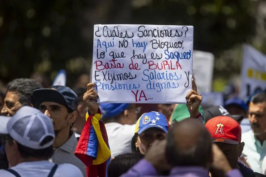 ReporteYa's tweet image. #28Abr #Venezuela #Protestas #Salario
Trabajadores convocaron marchas en Caracas el 30 de abril y 1° de mayo para exigir aumentos salariales y mejores condiciones laborales, en medio de la crisis del ingreso y expectativas por anuncios del Ejecutivo. – @eldiario