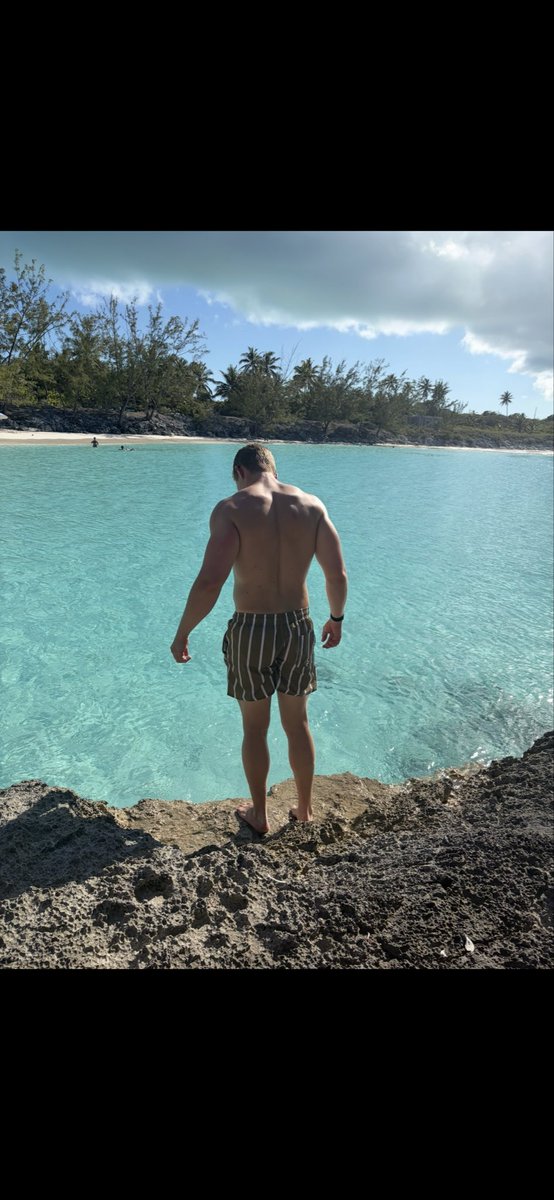Trebornosduh's tweet photo. Memories in the making 🏝️🐚 https://t.co/GcNyYmASse