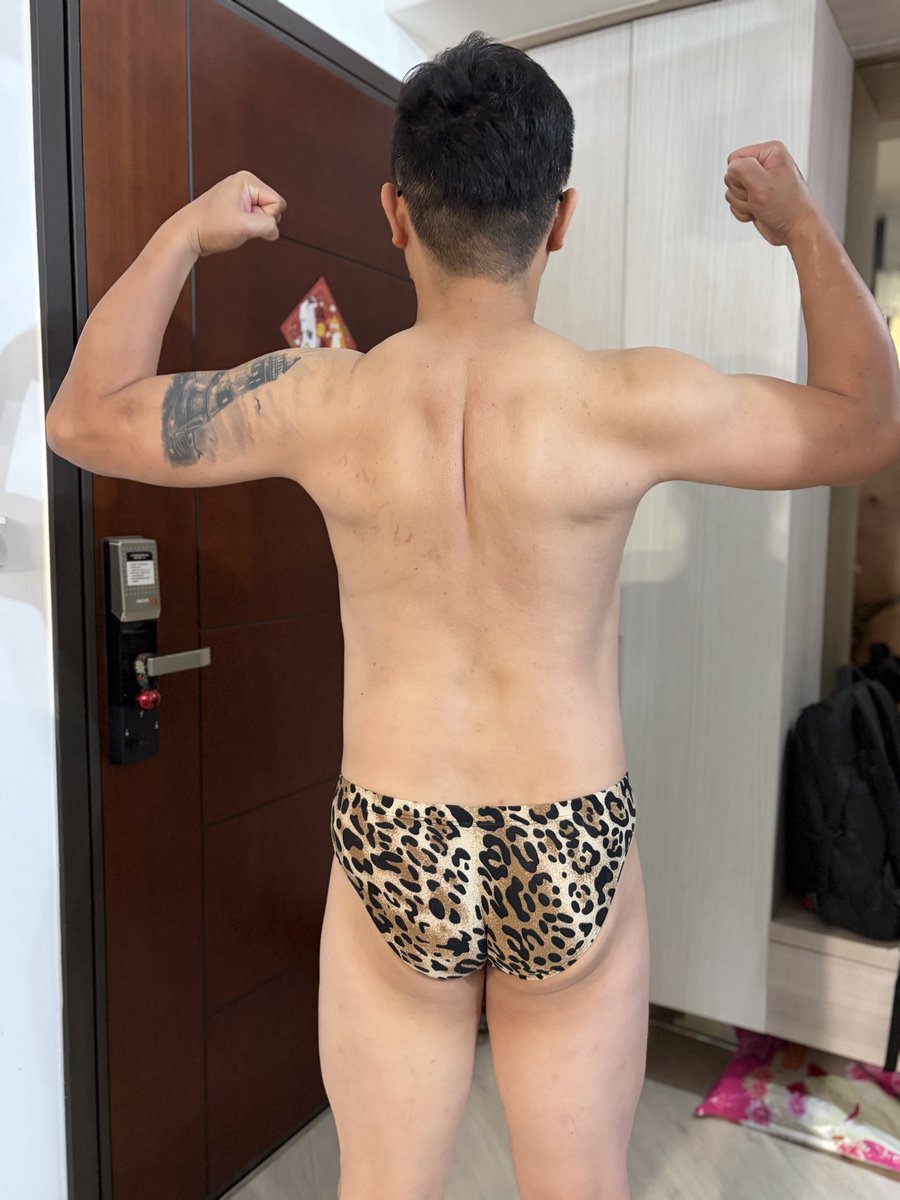 opuckoo's tweet photo. Day158-
被稱讚穿三角褲好看，今天挑戰一件我買很久沒勇氣穿的內褲，試試看工作穿會不會不舒服。前天去健身房練胸酸痛了2天，果然家中的啞鈴不夠重，練起來比較沒有感覺。 https://t.co/x0rQe8E7ZT