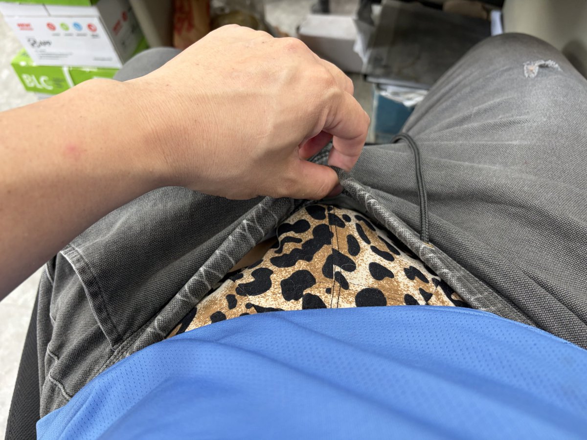 Day158-
被稱讚穿三角褲好看，今天挑戰一件我買很久沒勇氣穿的內褲，試試看工作穿會不會不舒服。前天去健身房練胸酸痛了2天，果然家中的啞鈴不夠重，練起來比較沒有感覺。