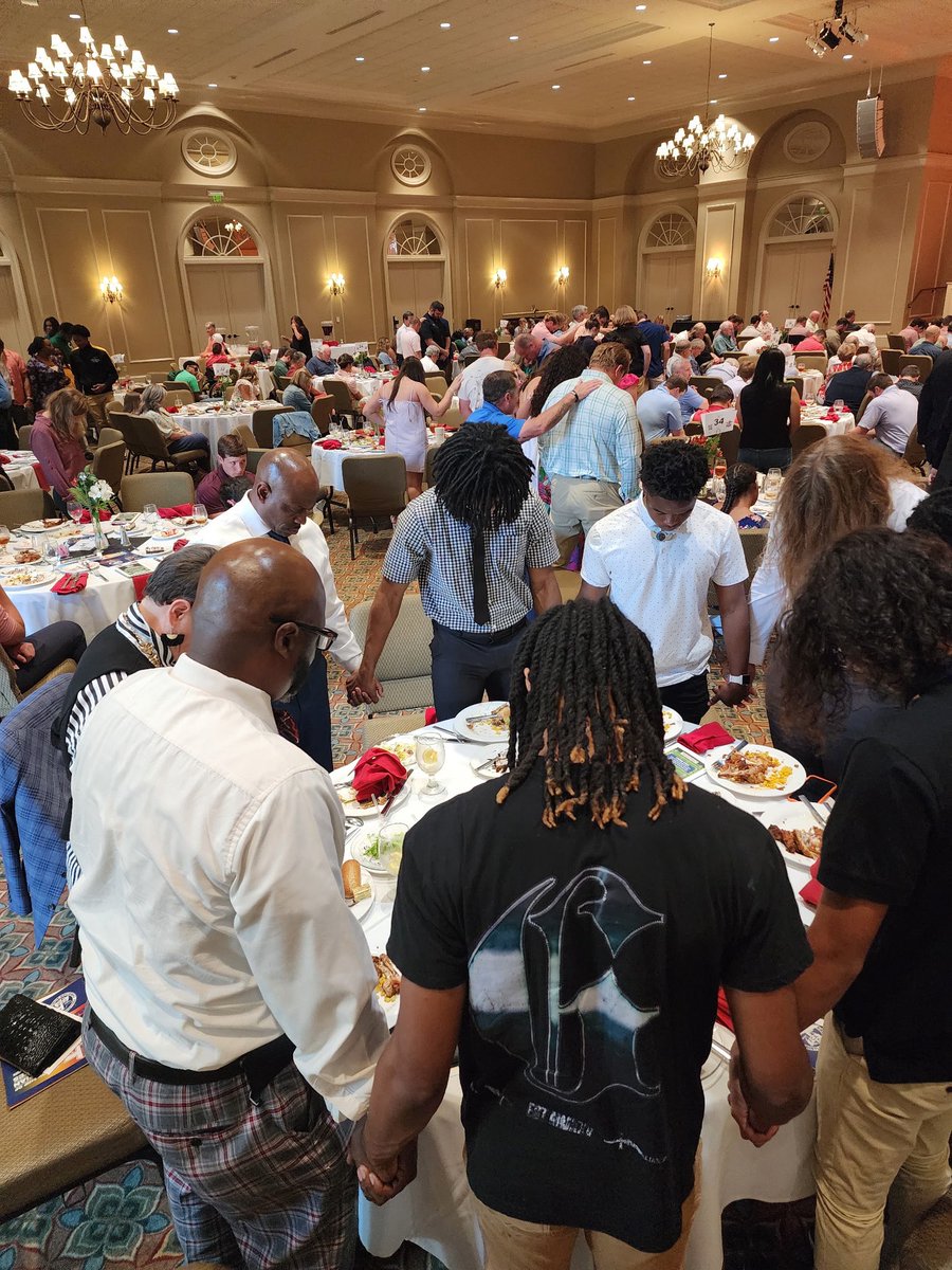 ReginaldWedner's tweet photo. Great night at the FCA Dinner! Took 4 of our Hardaway players to hear a powerful message and grow together off the field.

Appreciate Jalon Walker for the encouraging words and taking time for photos—meant a lot to our guys.

Building men of character on and off the field. https://t.co/rVps6bhiZE