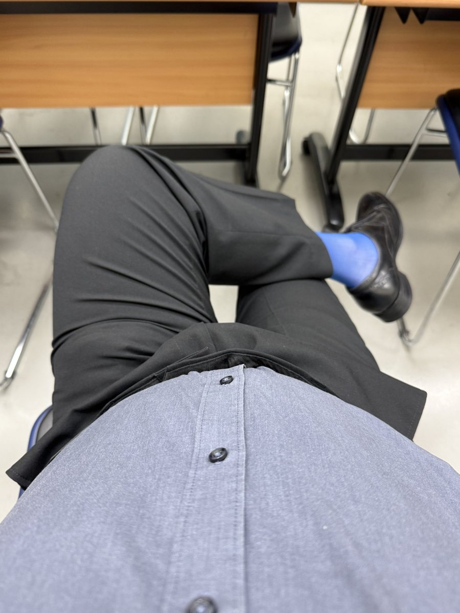 早安
週一錦綸
週二素面
那週三肯定要來點不一樣的呀
只是這個顏色不好駕馭，怎麼搭配都覺得怪怪的，有點像阿凡達😂😂
