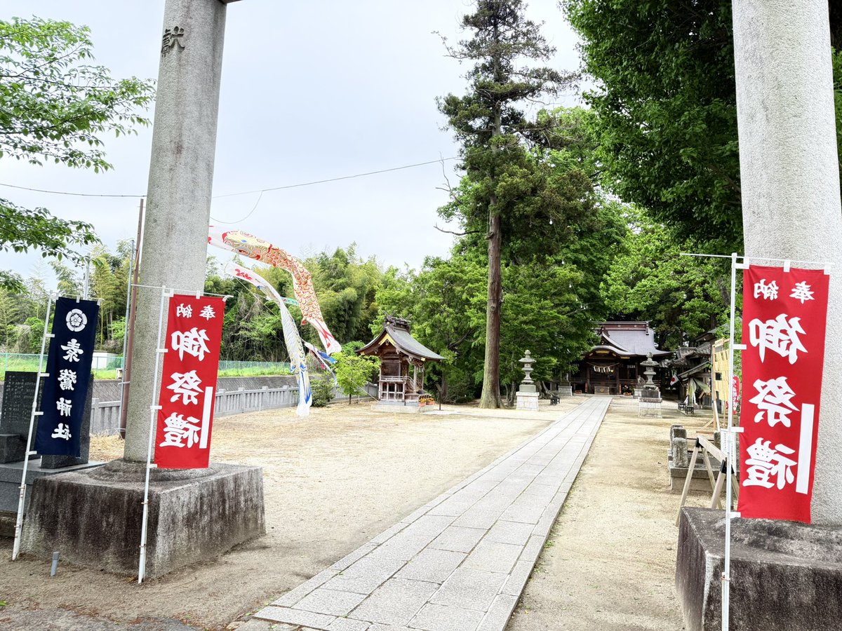 sogajinja's tweet photo. 本日、昭和祭を斎行いたしました。
激動の昭和を歩み、今があること。
その歩みに感謝し、これからの平和を祈る大切なひとときです。
境内を渡る風もどこか誇らしげに感じる、清々しい朝の祭典となりました。
連休中、皆さまもどうぞ心穏やかにお過ごしください。

#昭和祭 #昭和の日 #国旗 #素鵞神社 https://t.co/wSCfdLPN1C