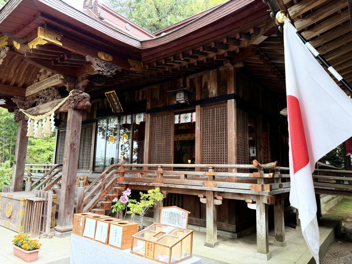 sogajinja's tweet photo. 本日、昭和祭を斎行いたしました。
激動の昭和を歩み、今があること。
その歩みに感謝し、これからの平和を祈る大切なひとときです。
境内を渡る風もどこか誇らしげに感じる、清々しい朝の祭典となりました。
連休中、皆さまもどうぞ心穏やかにお過ごしください。

#昭和祭 #昭和の日 #国旗 #素鵞神社 https://t.co/wSCfdLPN1C