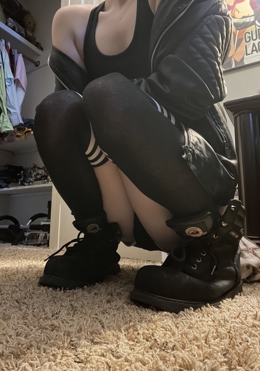 TQKittyAD's tweet photo. Boys look good in all black 😝
#femboy #twink #outfit #trans https://t.co/iiCl7PBUww
