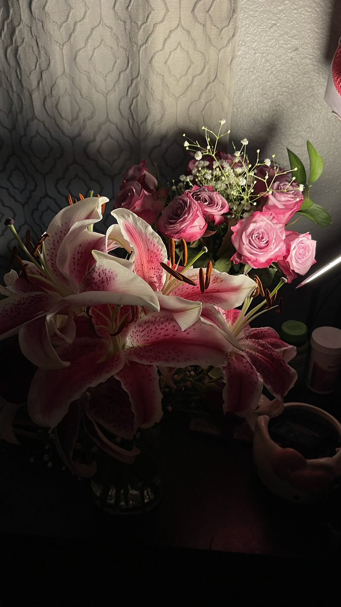 luckiestcyn's tweet photo. showing off my babies, got me my favorite 💐💝🎀🏹 https://t.co/wk78dFZRhs