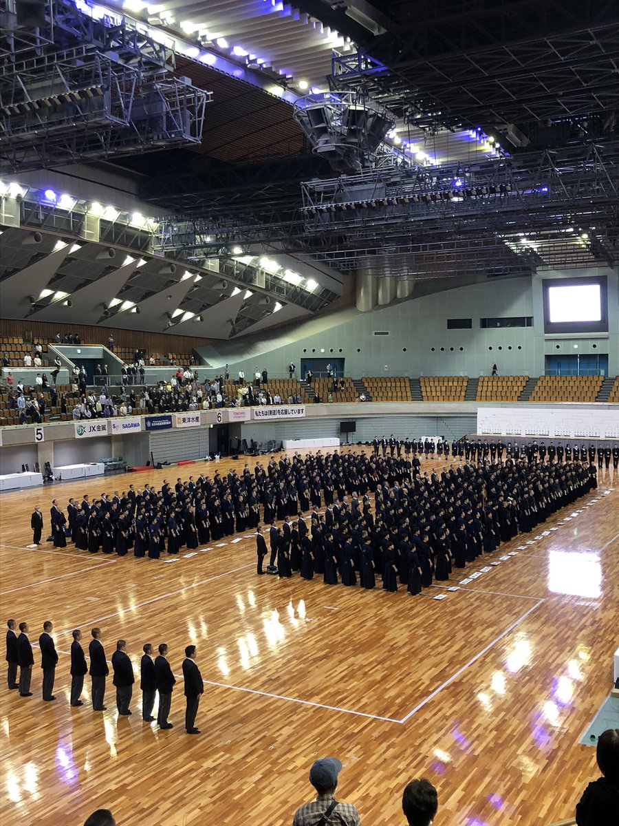 kenyukai_chuo's tweet photo. #中央大学剣道部　都道府県対抗、朝から沢山の先輩や学生に会いました。今年も中大関係者の活躍を期待しています。写真は開会式と、優勝候補の大阪府選手。H4卒の清家先輩と山﨑先輩が出場されます https://t.co/jevYyBwBF0