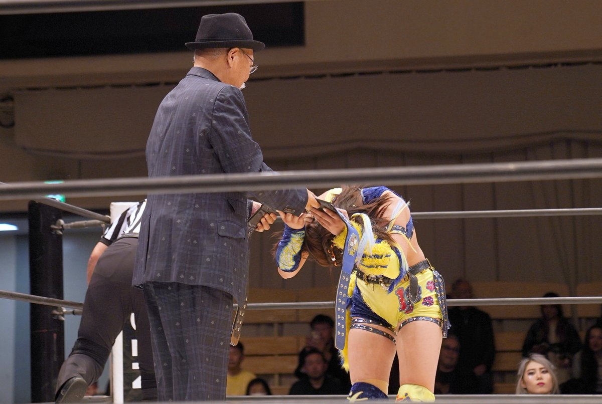 arrinaimyon1's tweet image. 2026年4月25日　後楽園ホール
マリーゴールド　#MARIGOLD　#pw_mg
◆BEW女子選手権試合
エンジェル・ヘイズ vs #山岡聖怜

ロッシー小川さんにベルトを授与される
山岡聖怜さんです
@y_seri_1113