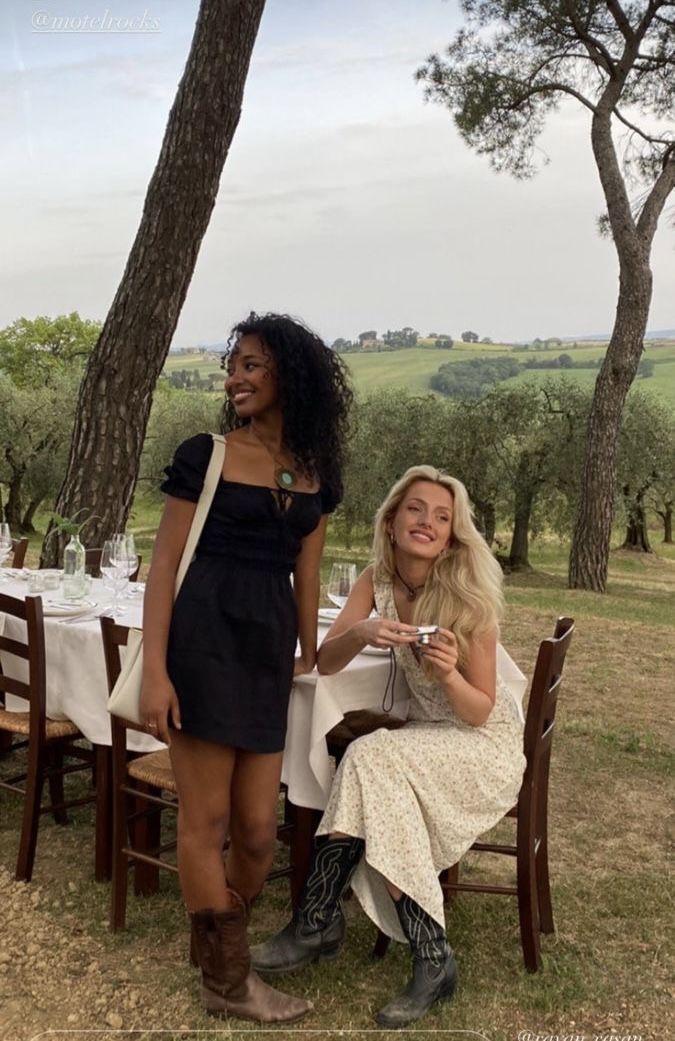 claudlovr's tweet photo. feliz aniversário amour de ma vie! obrigada por ser tão incrível e iluminar minha vida todos os dias. sou tão grata por ter vc comigo 🌸 je t'aimeee https://t.co/Vtlg7l3IxV