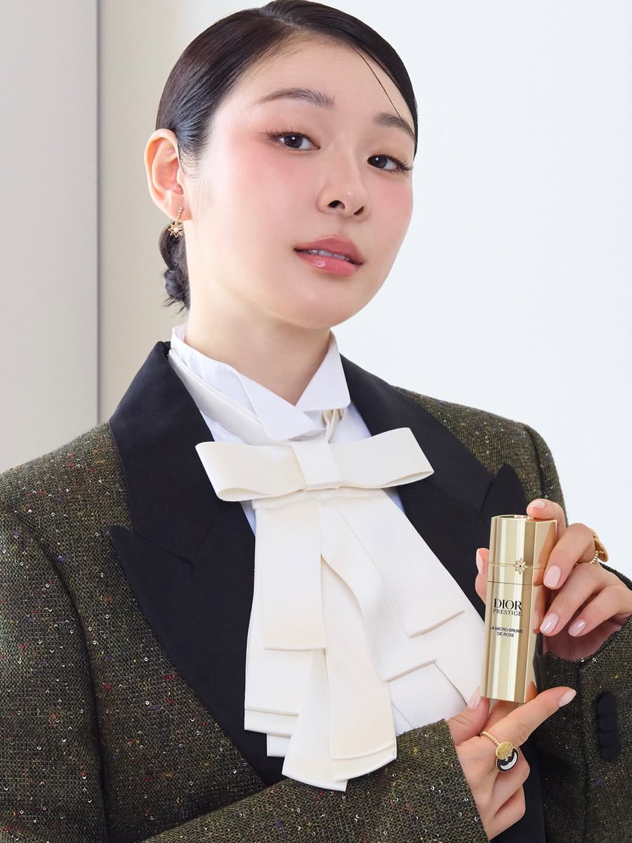 Yunalal's tweet photo. [noblesse korea] 디올 프레스티지 로즈 리추얼로 피어나는 김연아의 로즈 아워🌹

https://t.co/W7i8O1WSsq 

#김연아 #yunakim #diorbeauty #디올스킨케어 #디올프레스티지 #디올프레스티지로즈미스트 #디올프레스티지로즈앰플세럼 https://t.co/4swFYlZHZ0