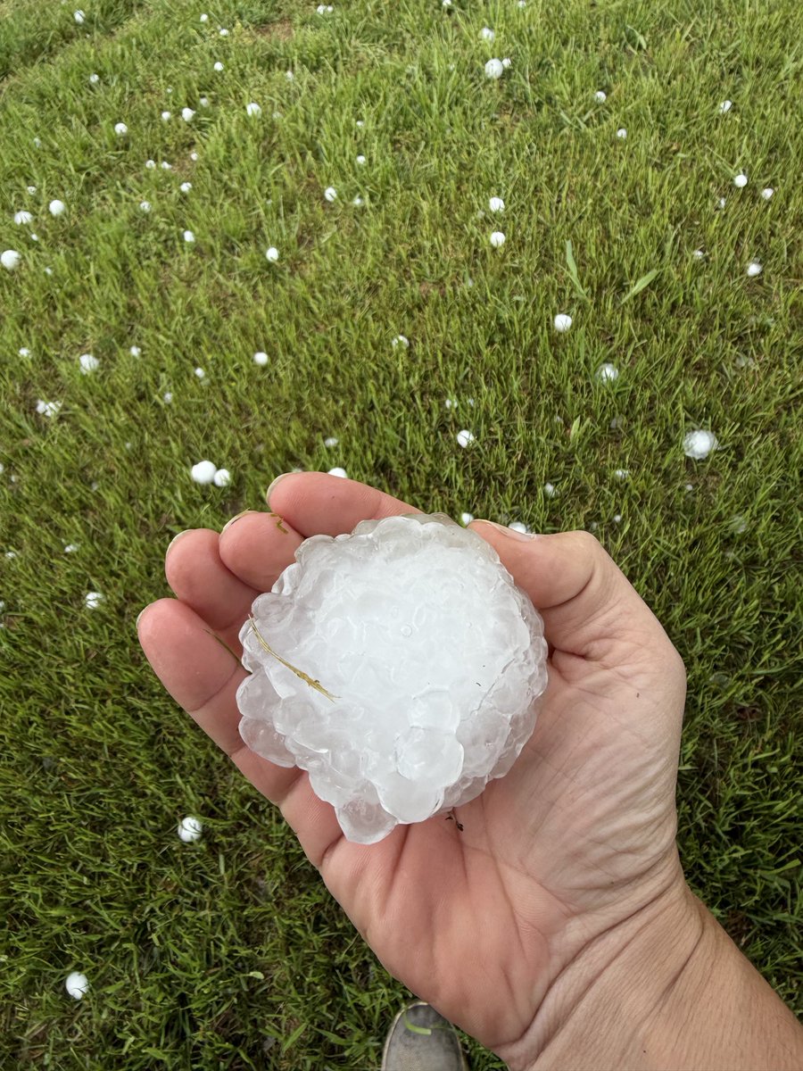 BillBellis's tweet photo. Very large hail (baseball size at times) in and around Springfield, MO. WOW!
@News3LV @NWSVegas #WeatherAuthority #mowx #hail #largehail #severestorms
Photos: Cheyenne Tillery & Josh Martin https://t.co/58p5sQ4QUU
