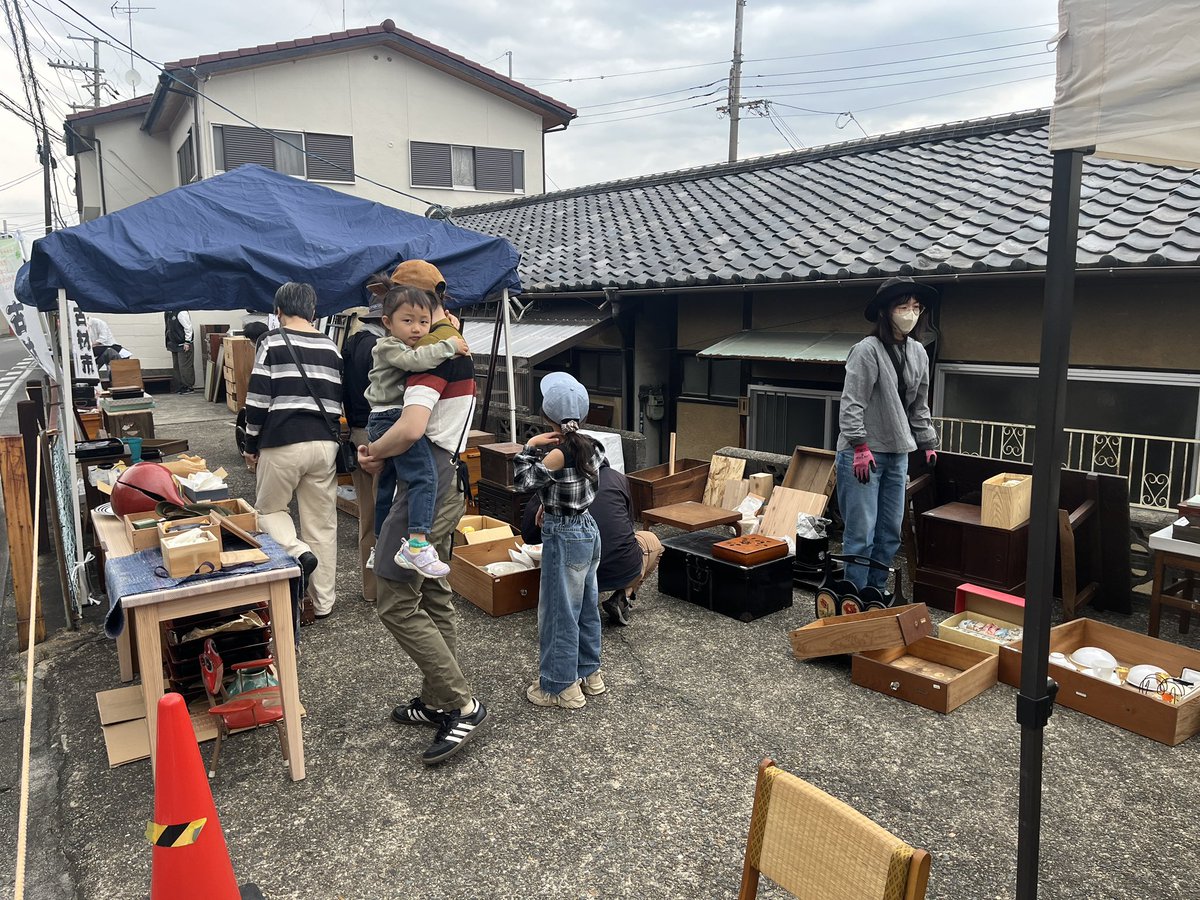 kozai_net's tweet photo. 『古材市』開店準備中！
10時スタートです。、
昭和レトロに会いに来てください

#レトロ建具 #レトロ家具 #レトロ雑貨 #持続可能 https://t.co/Uopdo6OSv9