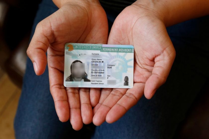 ImpactoLatino's tweet image. La aprobación de nuevas tarjetas de residencia legal en Estados Unidos, conocidas como 'green cards', se ha reducido casi a la mitad. #ImpactoLatino #greencard #inigrantes #tarjetaresidencial