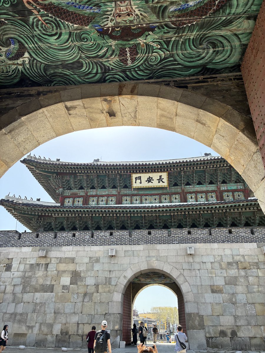 Sfc2026hide's tweet photo. 韓国の世界遺産、水原華城（スウォン・ファソン）行ってきました！  

晴天で風も一切なく、最高のコンディションで散策できました🌞 

城壁を歩きながら見える伝統的な景観と、現代の街並みが融合した景色が本当に美しいです。
まるでタイムスリップしたような雰囲気で、歩いているだけで気持ち良かったです📷✨

歴史好きにも、写真好きにも、のんびり散策したい人にも超おすすめのスポット！

次は夜のライトアップも見てみたい〜  

#水原華城 #スウォン #韓国世界遺産 #韓国旅行 #HwaseongFortress